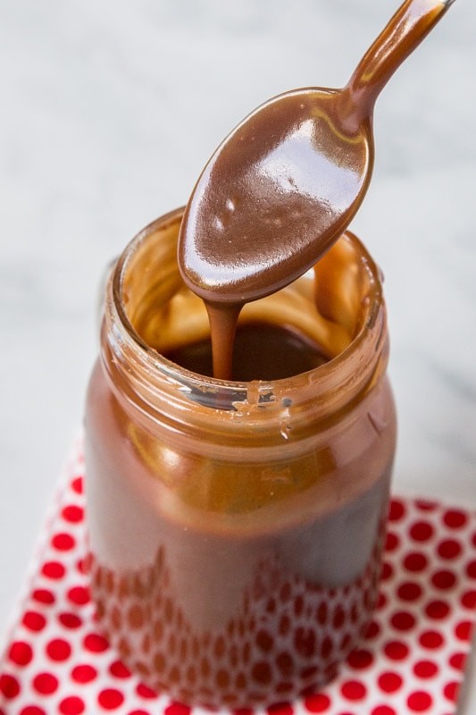 Ev Yapımı Hot Fudge Sosu: Tatlı Rüyalarınıza Dokunuş