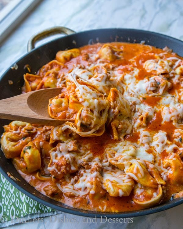 Tek Tencerede Lezzetli Sosisli Tortellini Tavası: Hızlı ve Pratik Akşam Yemeği
